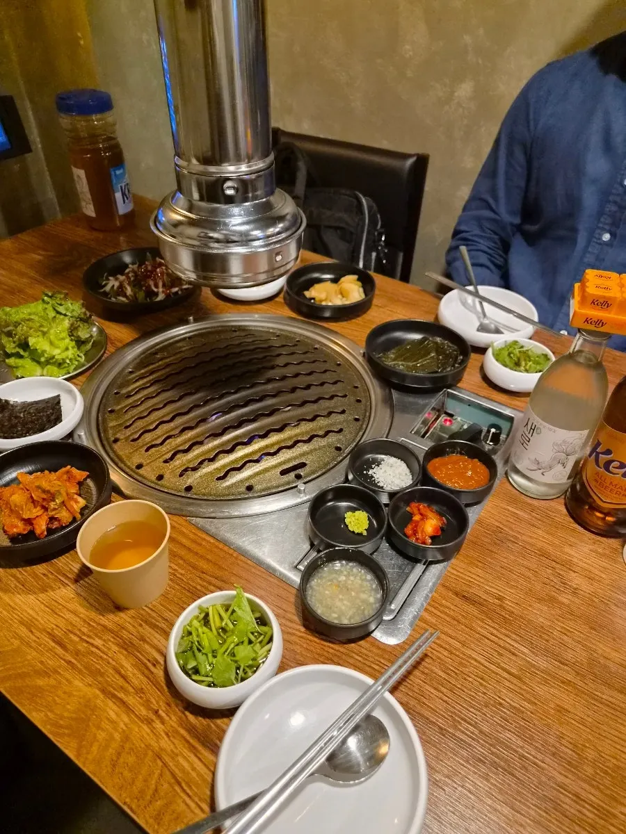 불판에 올라간 두툼한 삼겹살과 양파, 버섯