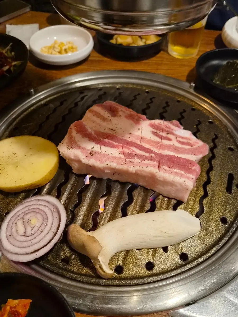 먹기 좋은 크기로 잘라 노릇하게 구운 삼겹살