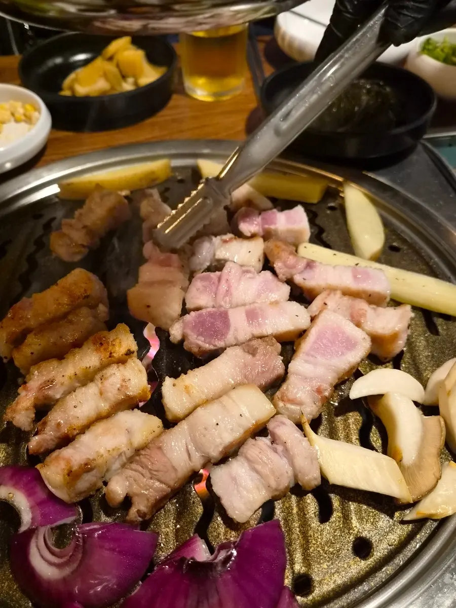 직원이 구워주는 불판 위 삼겹살