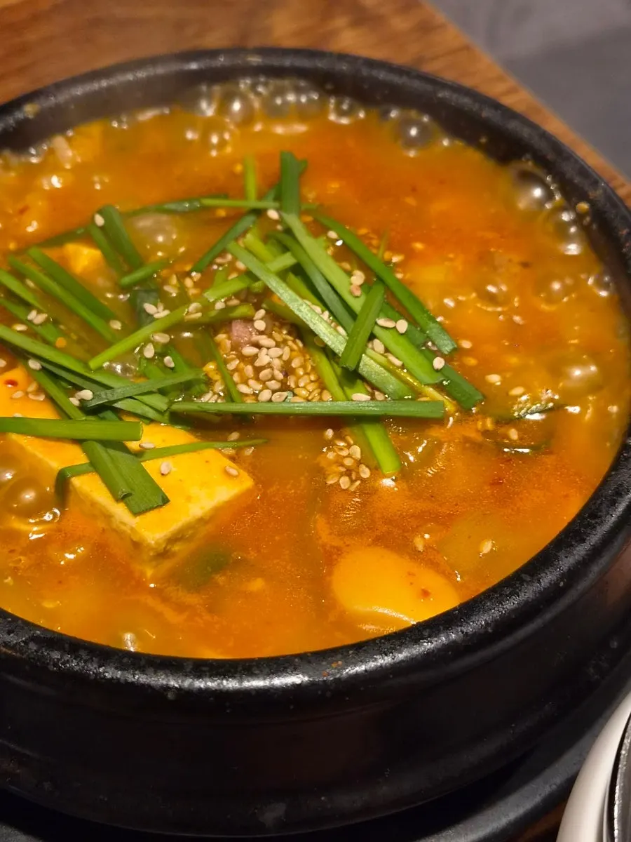 뚝배기에 끓여 나온 차돌 된장술밥