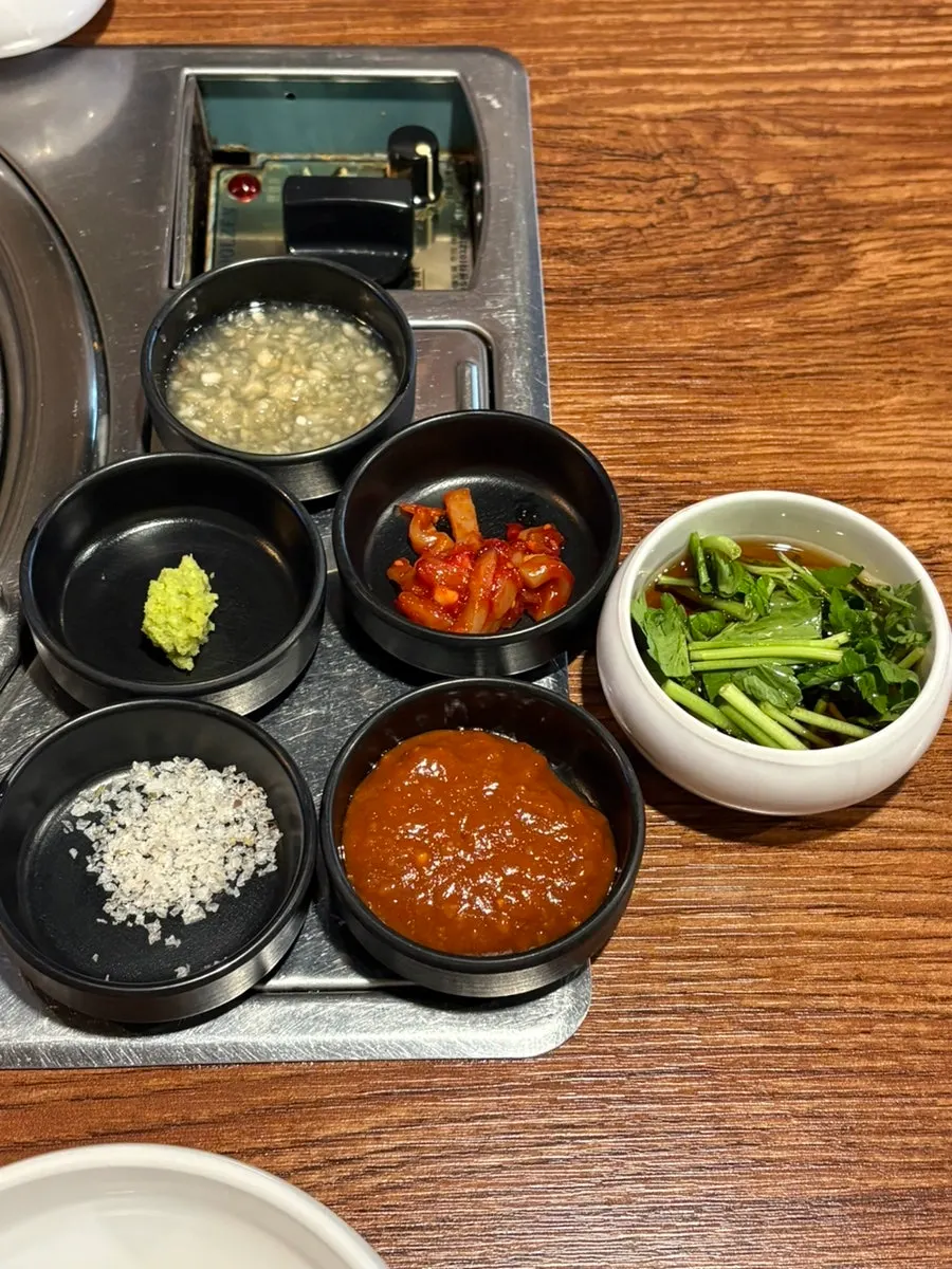 Basic side dishes including kimchi and wild garlic greens
