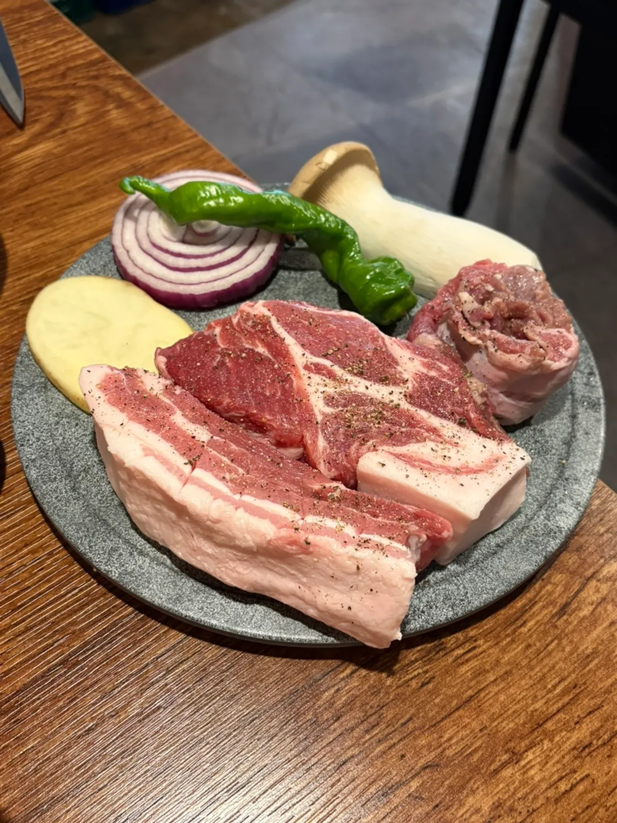 Plate of thickly sliced 600g Korean pork assorted set