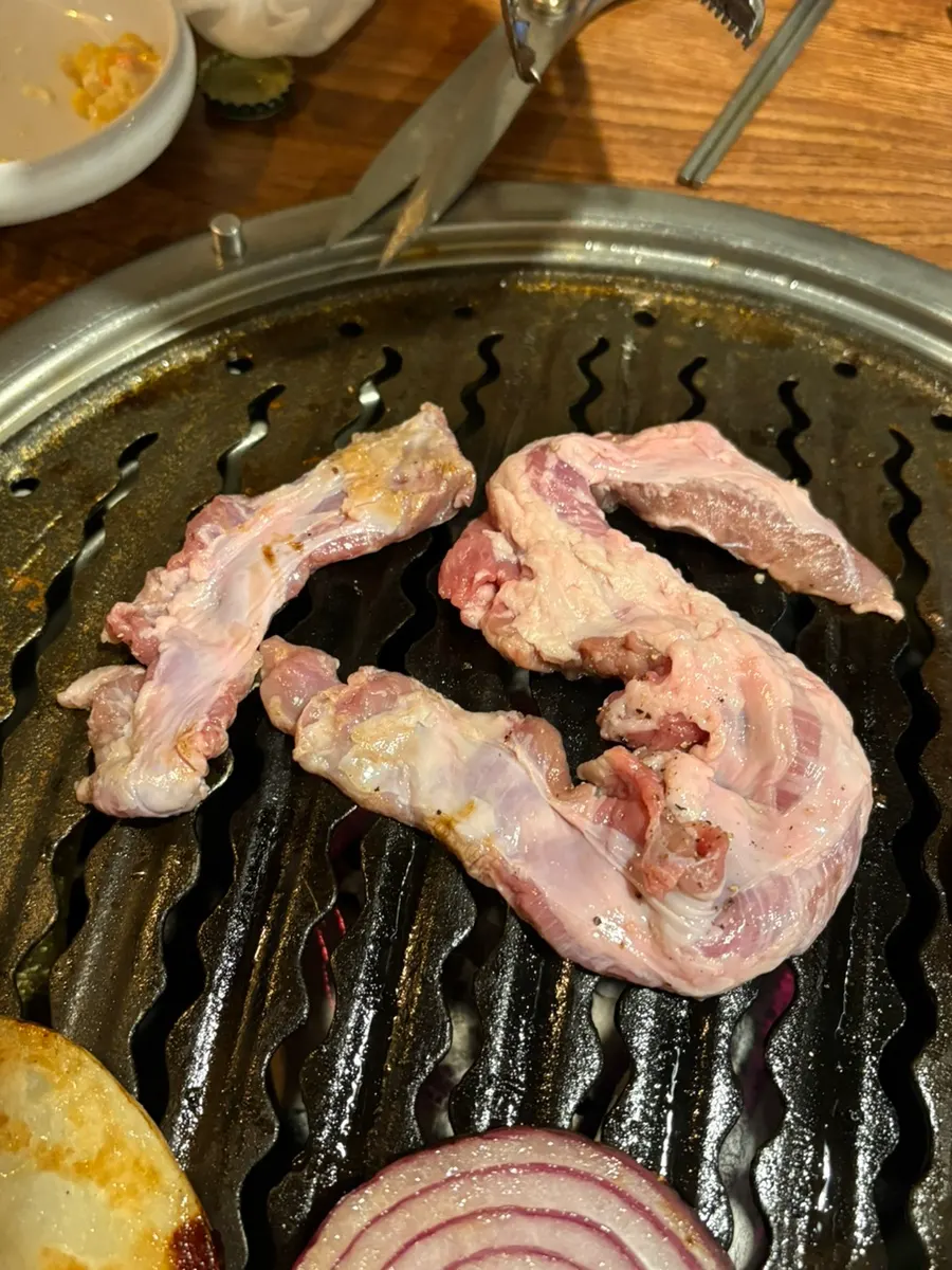 Thickly sliced whole skirt meat on the grill