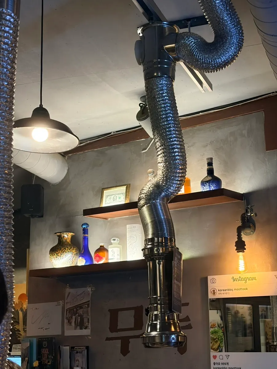 Interior of Muttuk Sookdae Main Branch, mainly 4-person tables