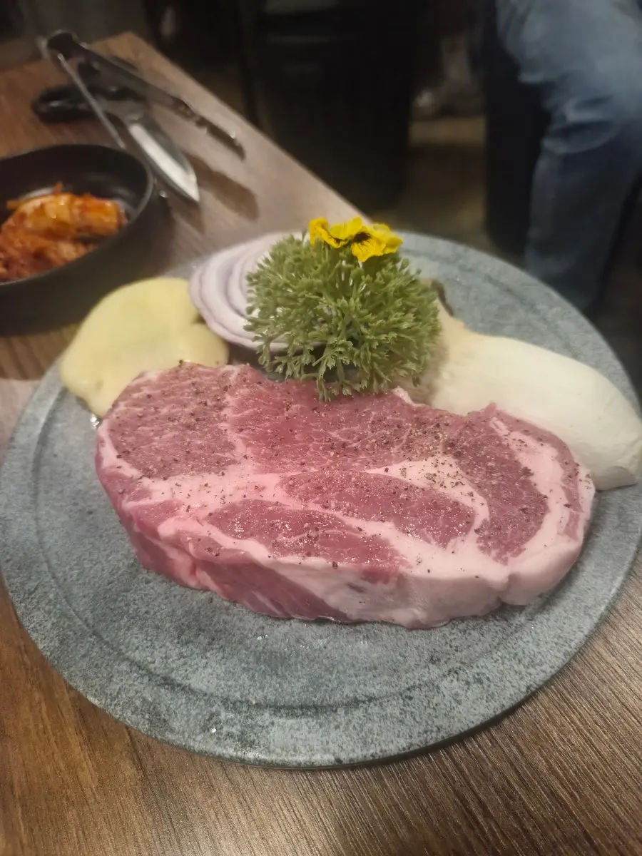 Two servings of thick pork neck, 300g total