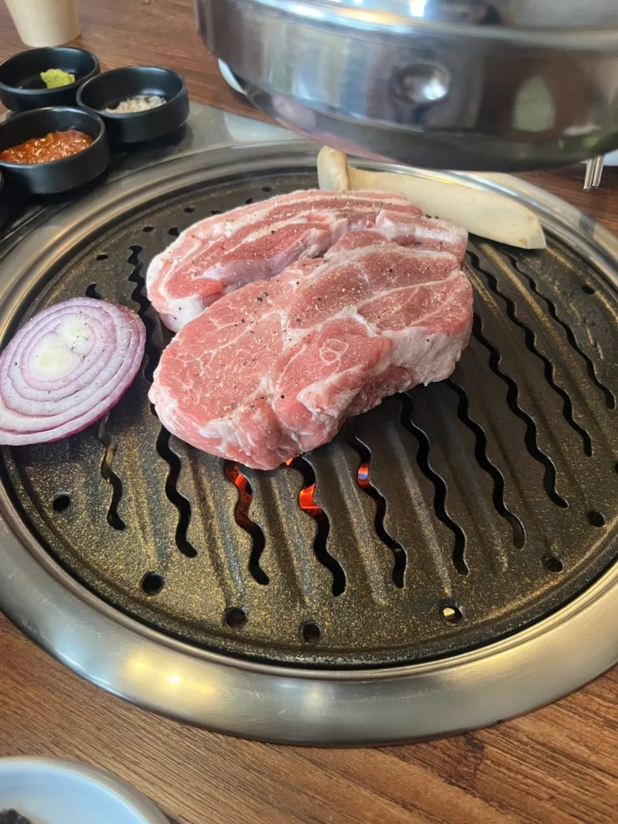 A plate of thick raw pork neck (moksal)