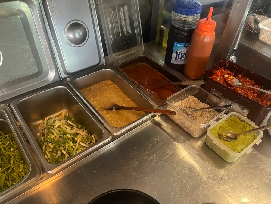 Self-bar where diners can refill side dishes