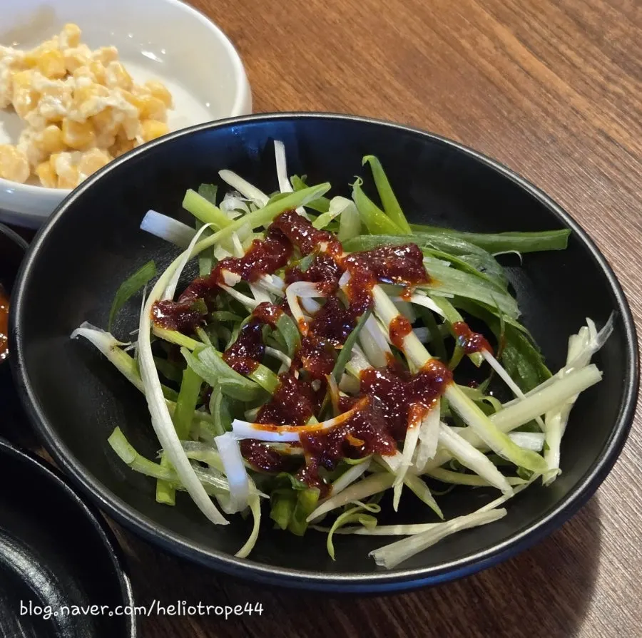 파채와 양파장아찌가 놓인 기본 반찬 세팅