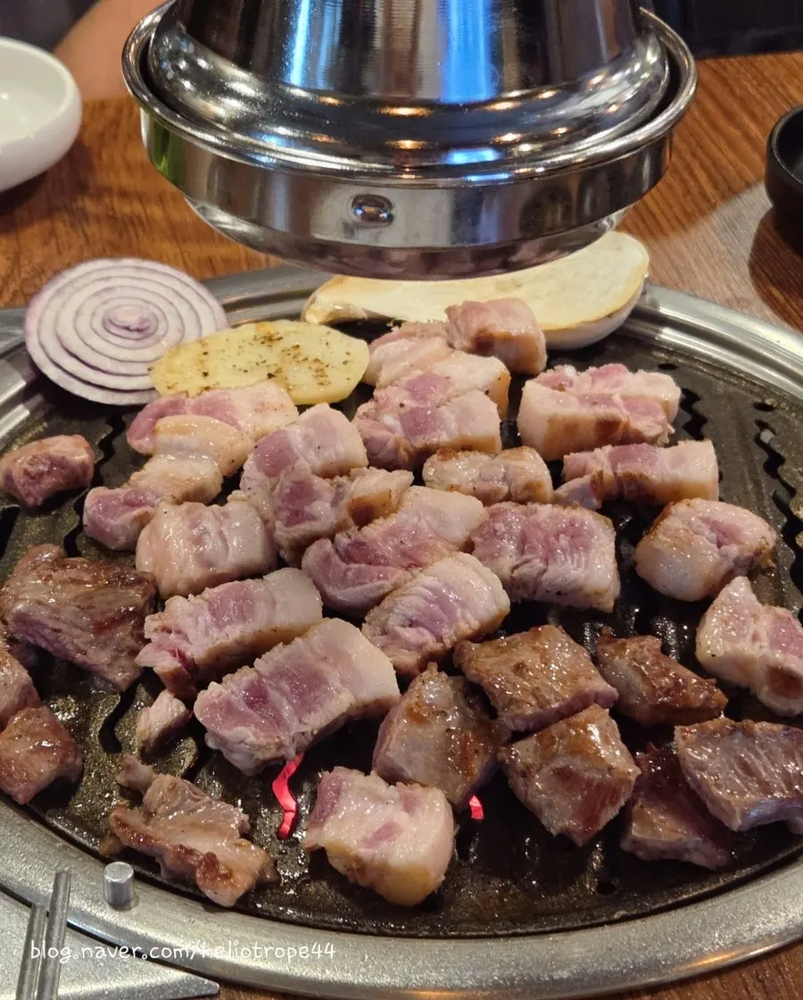 불판에서 익어가는 오돌 삼겹살과 통갈매기살