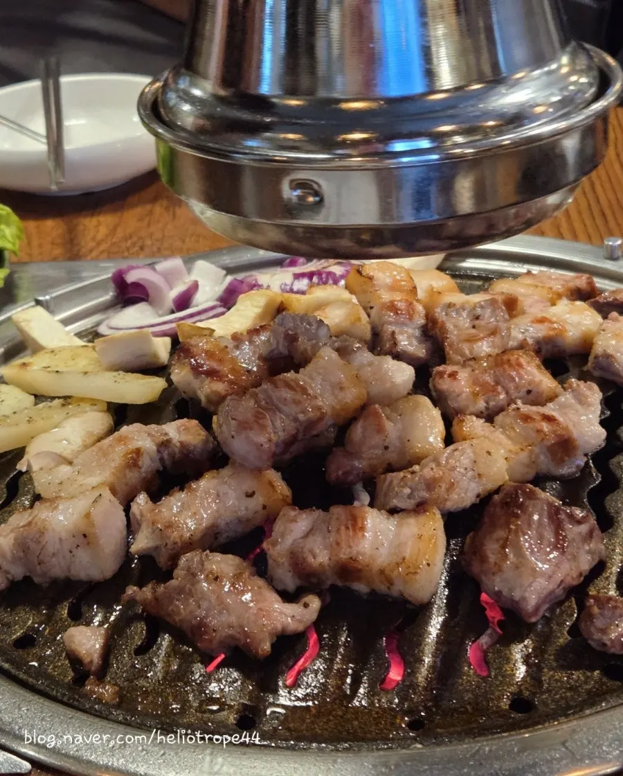 알맞게 잘린 오돌 삼겹살 구이