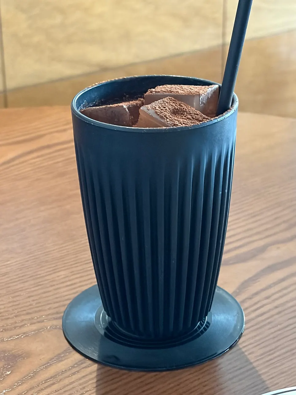 서빙된 핸드드립 커피 한 잔