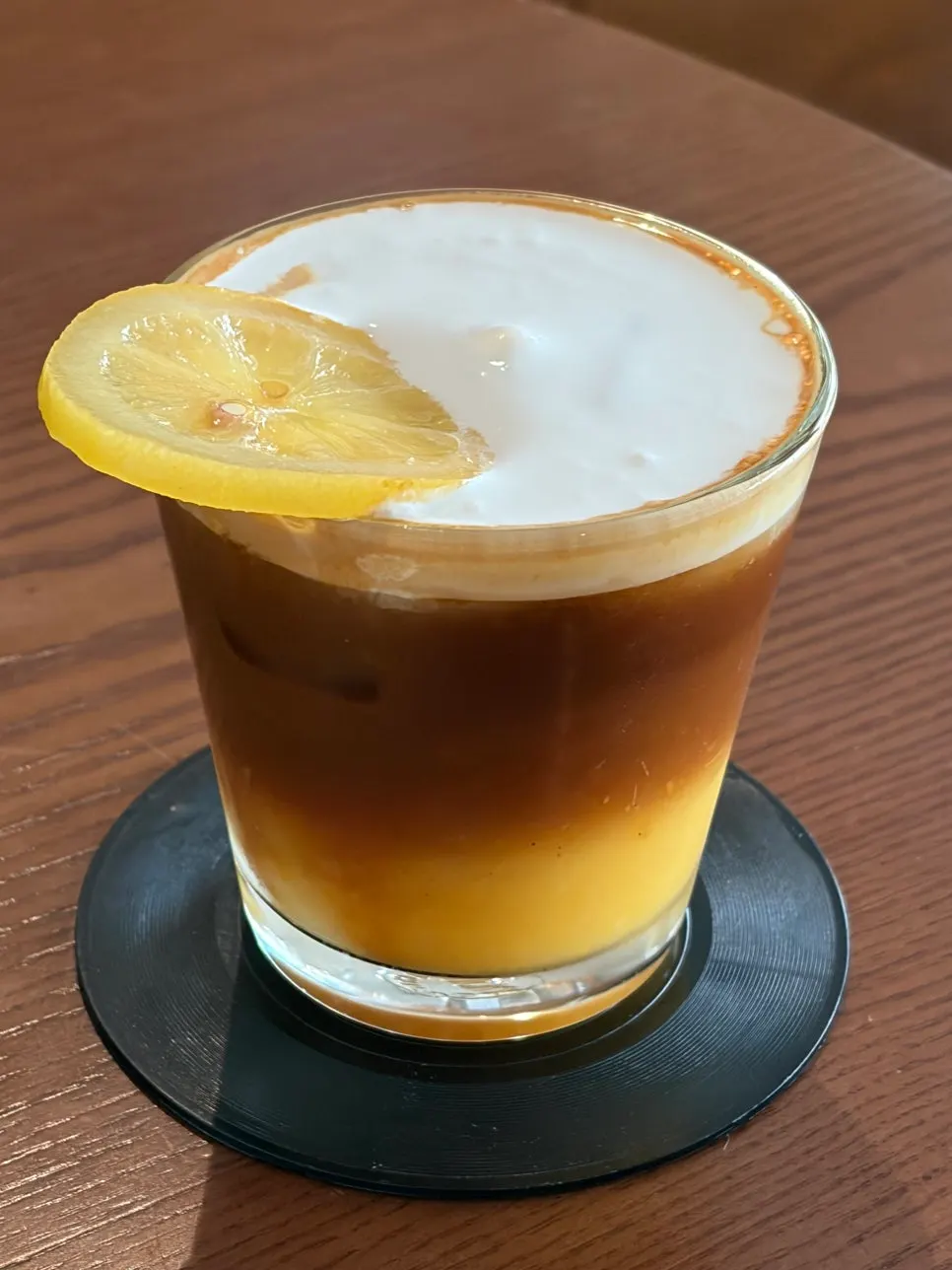 크림을 걷어 먹은 커피 잔