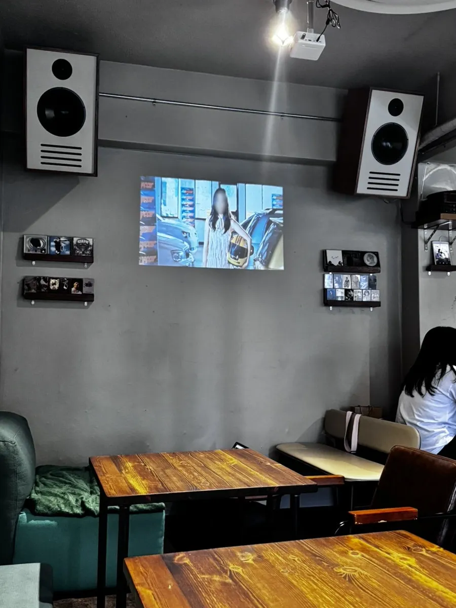 Mudeungdowon café space with music playing