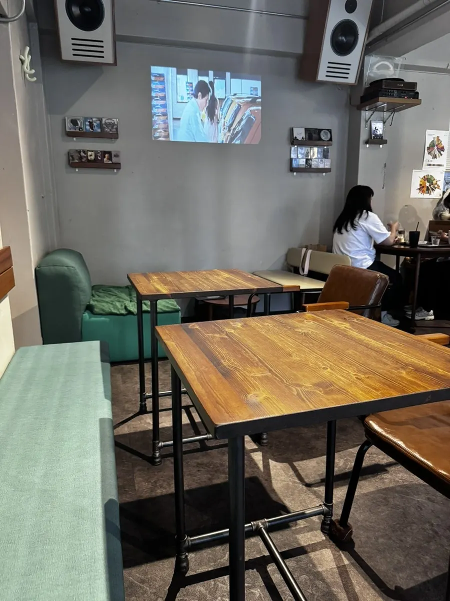 Atmosphere at Mudeungdowon café near Seongbuk Stream