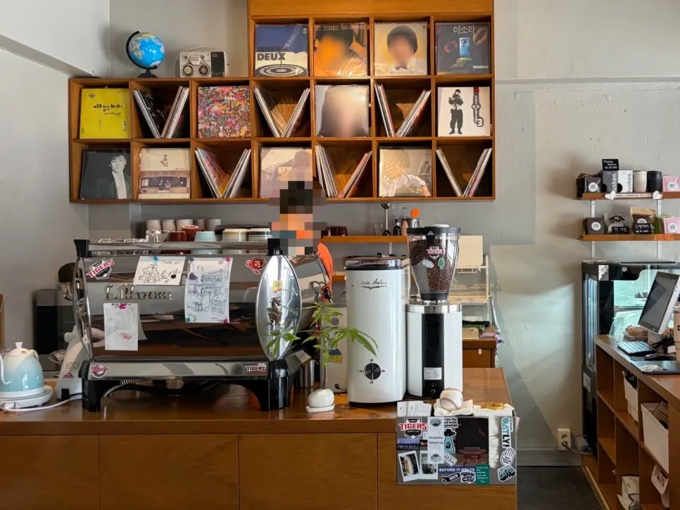 Space at Mudeungdowon reflecting the owner's personal taste