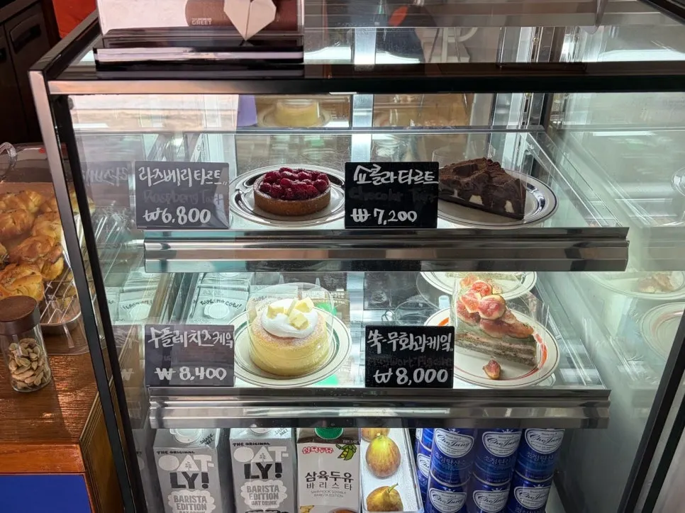 Slice cake display case at Mudeungdowon