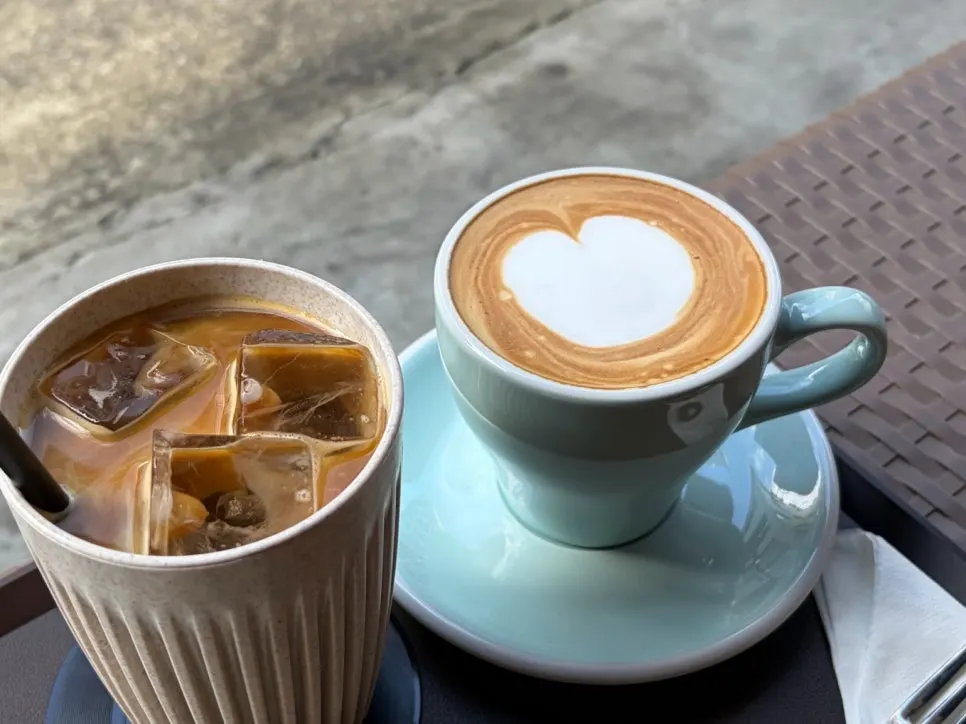Latte art on the light-acidity bean and decaf lattes