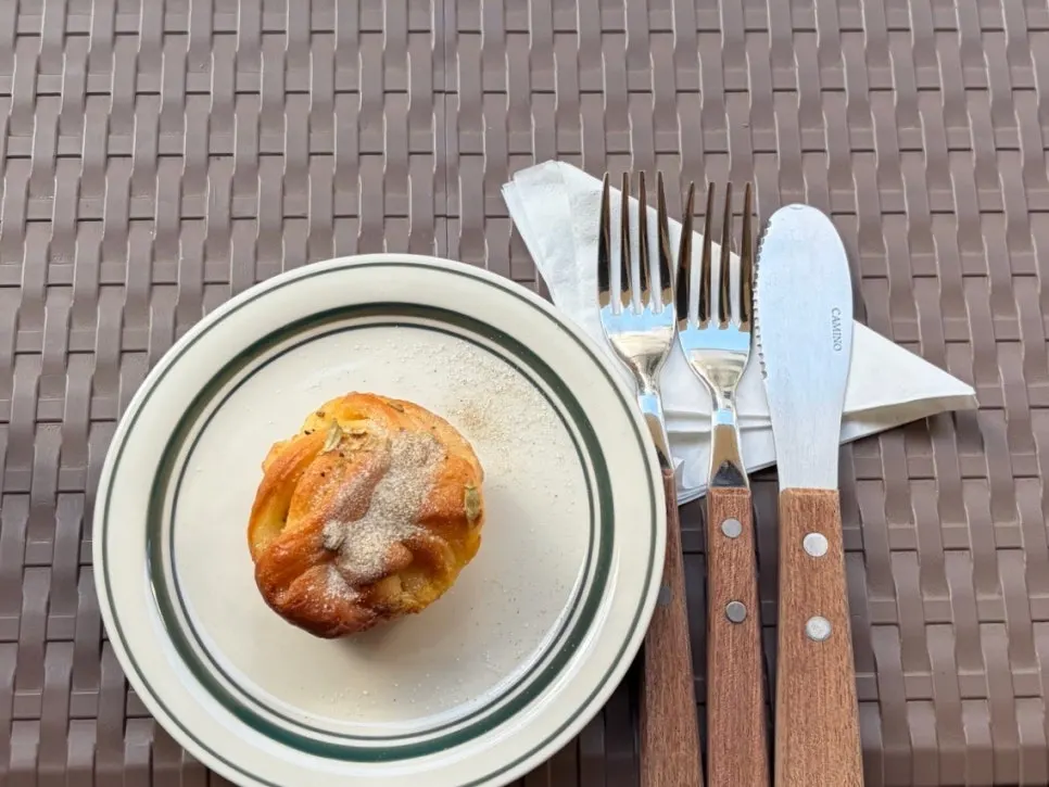 Mudeungdowon's cardamom bun on a plate