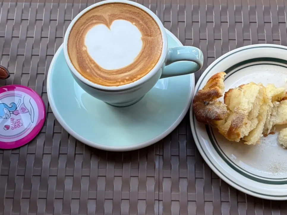 Table with Mudeungdowon's latte and cardamom bun together