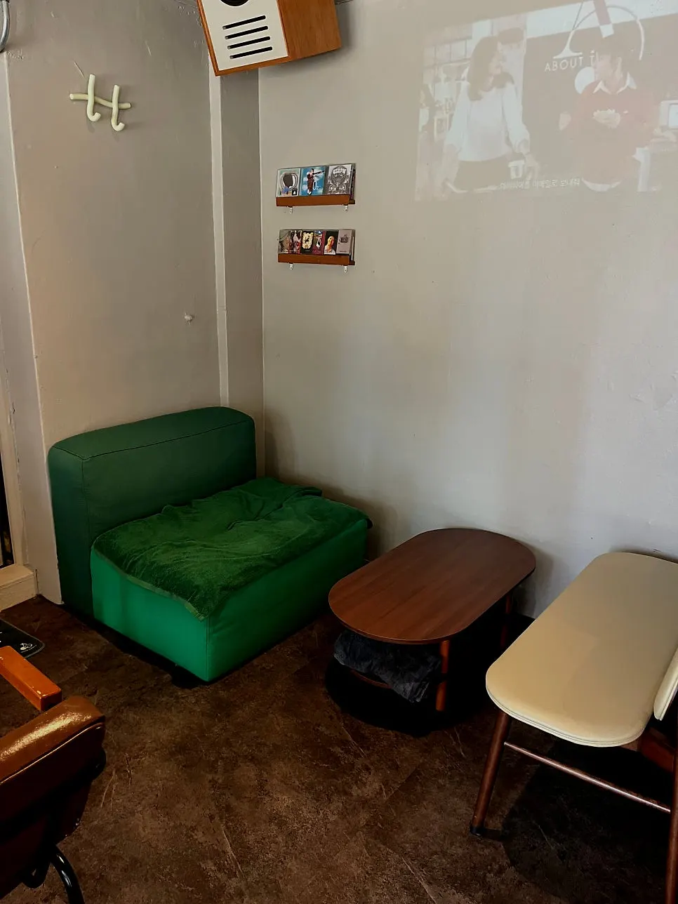 2-person tables and bar stool seating at Mudeungdowon