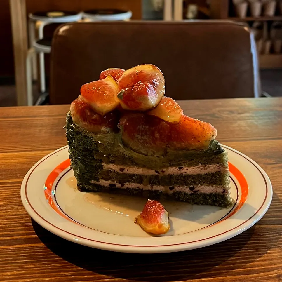 Cake cross-section showing mugwort sponge and cream