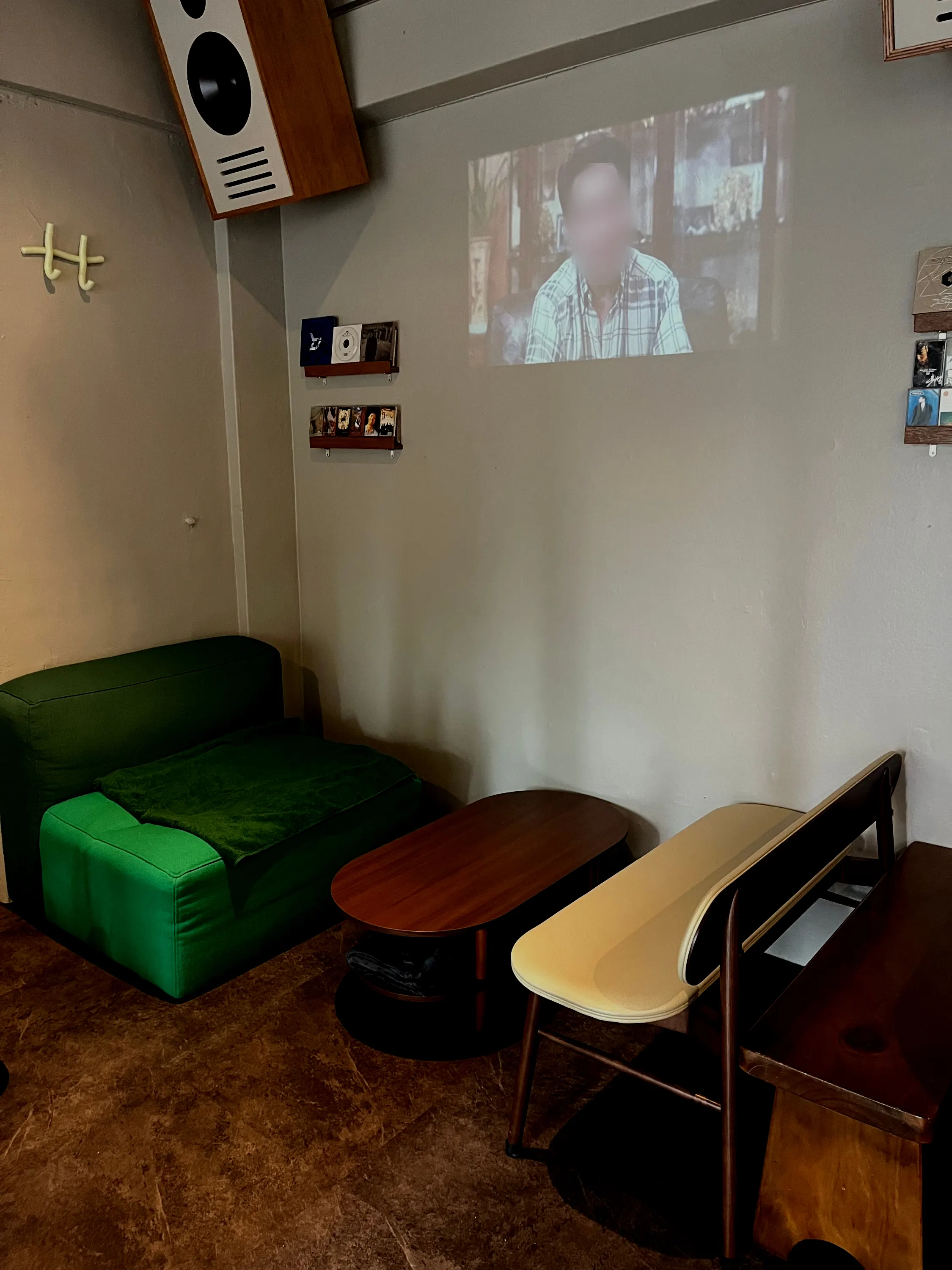 Overall view of the vintage-feeling Mudeungdowon café