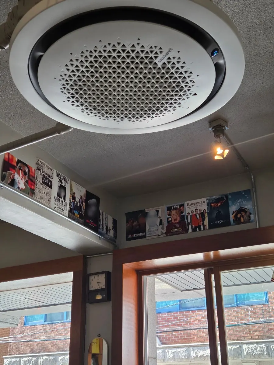무등도원 LP와 CD 진열 선반
