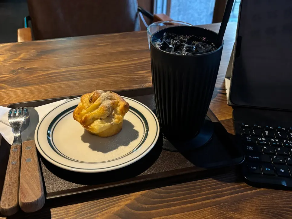 야구 관련 소품이 놓인 무등도원 진열대