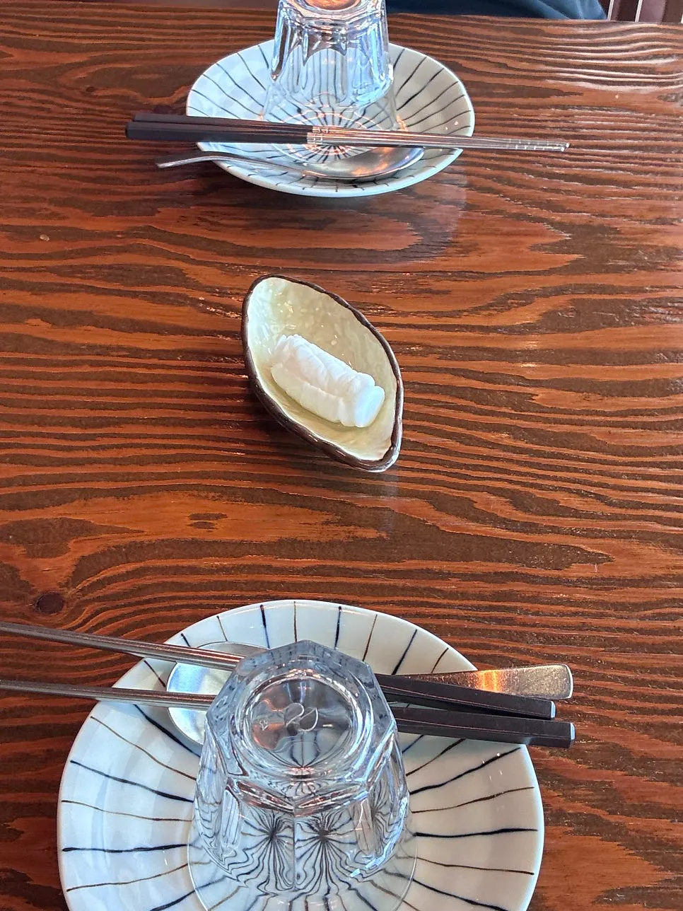 Chopsticks and disposable hand-wipe tissue setting