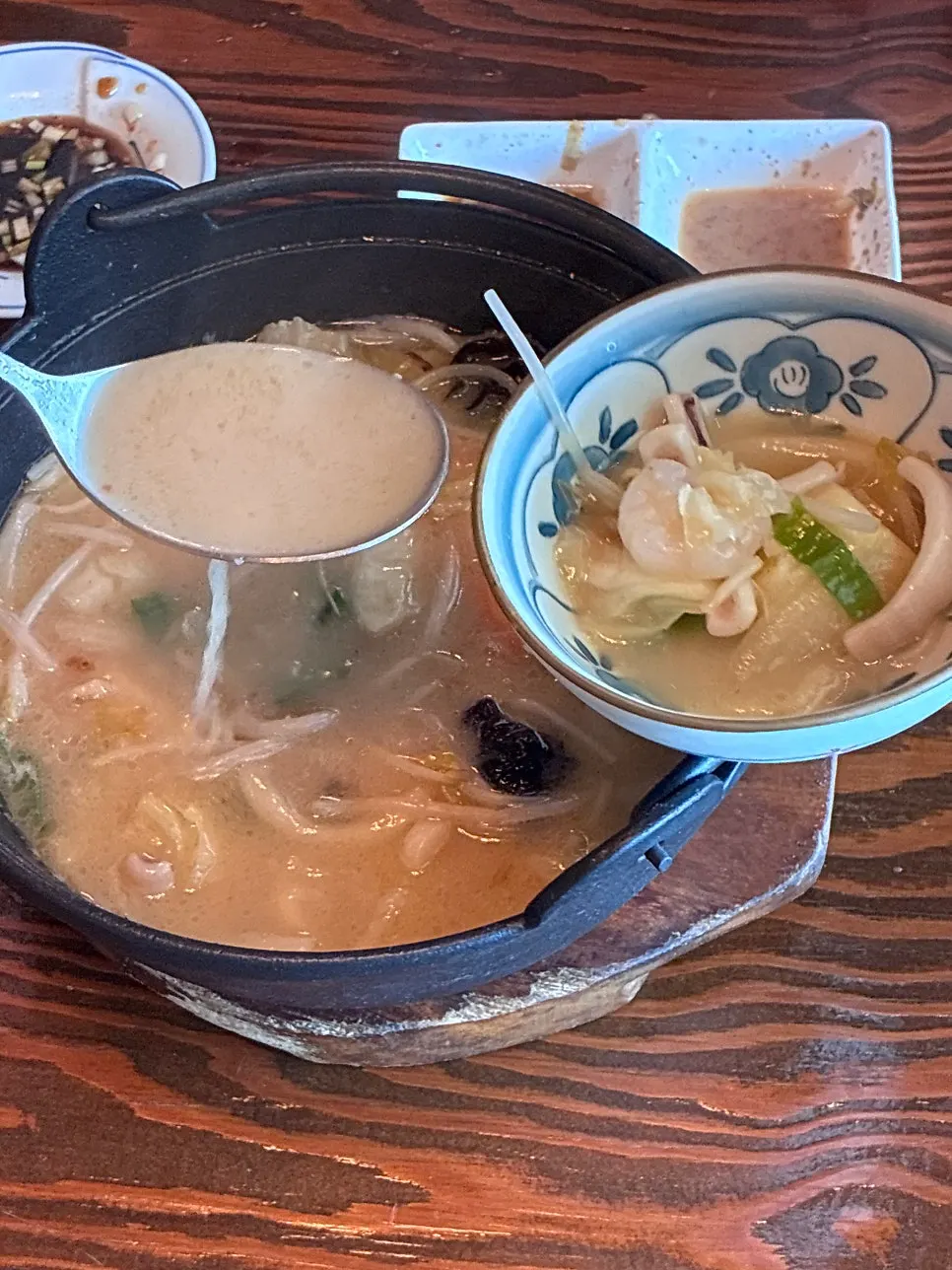 Bouncy jjamppong noodles and squid pieces