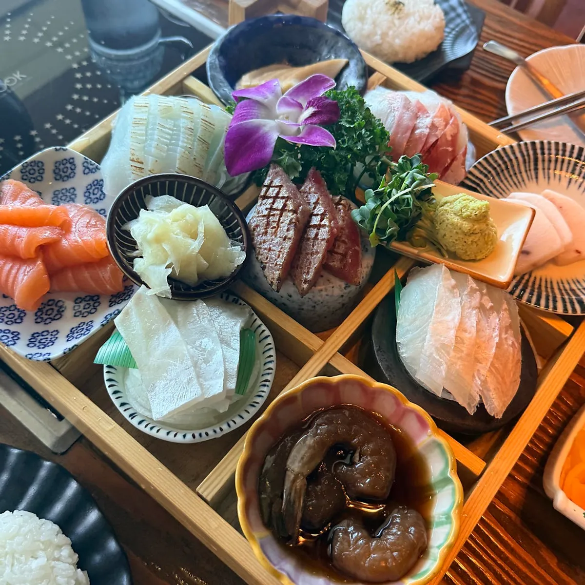 테이블에서 준비 중인 편백나무찜