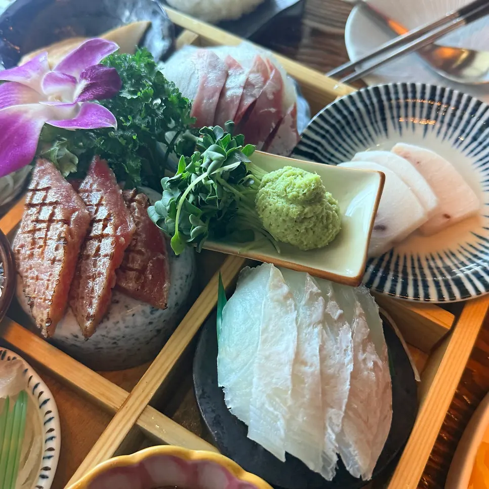 무겐 생선회모둠 접시 가까이 본 모습