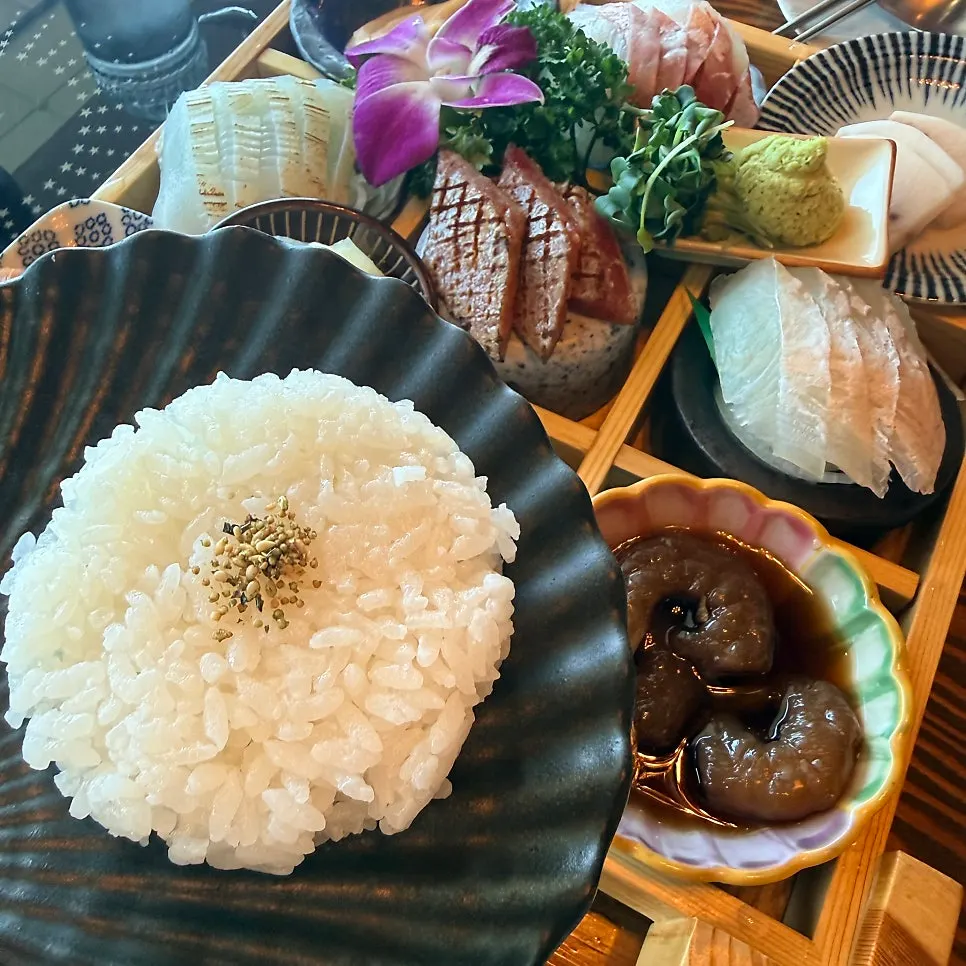 연어와 참치, 새우장이 함께 나온 회 구성