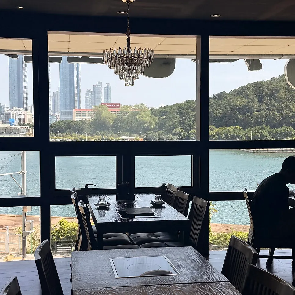 회와 찜, 구이가 한 번에 차려진 무겐 한상