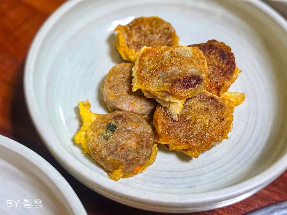 Close-up of Jeontong Sigol Chueotang's side dishes