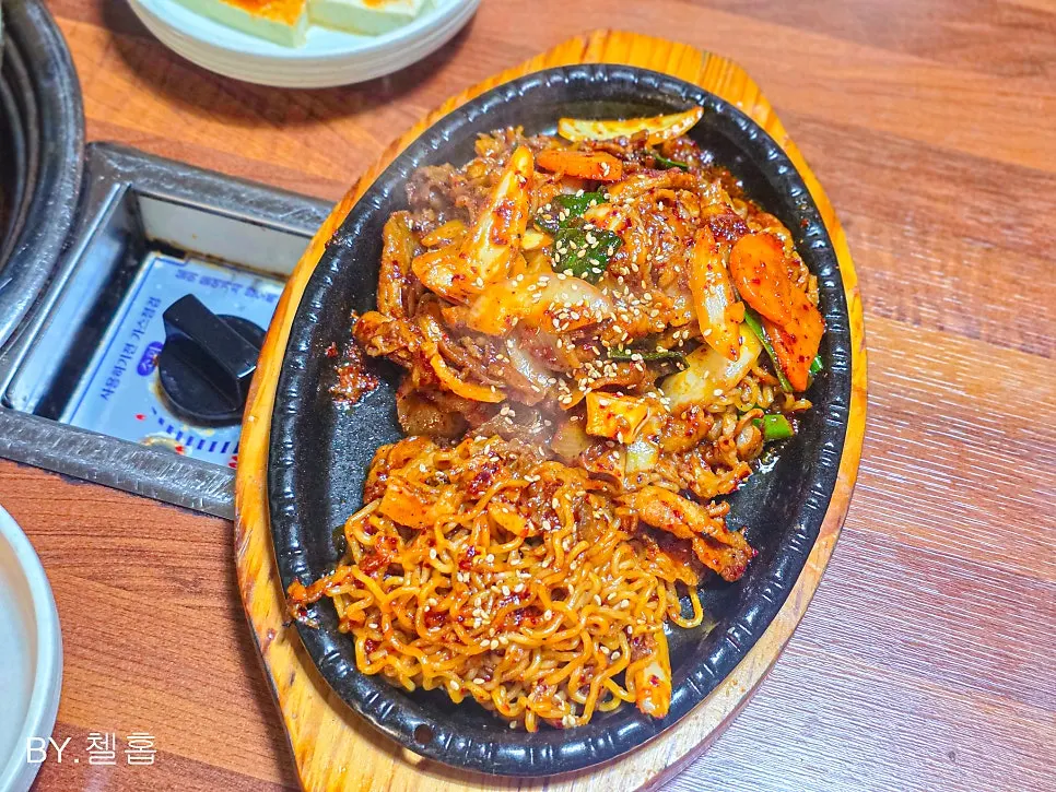 Pork stir-fry served on a hot metal plate