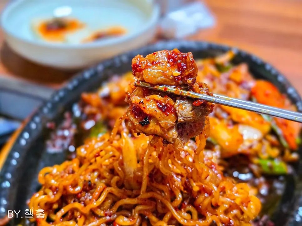 Hot-plate pork stir-fry cooked together with ramyeon noodles