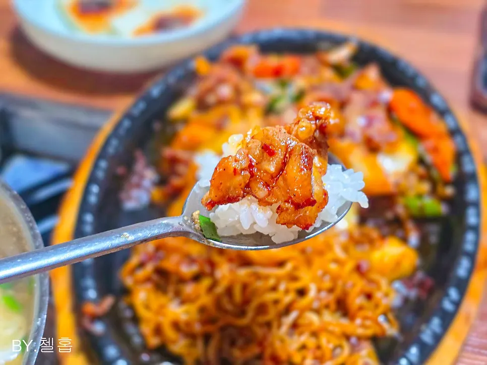 Pork stir-fry eaten together with white rice