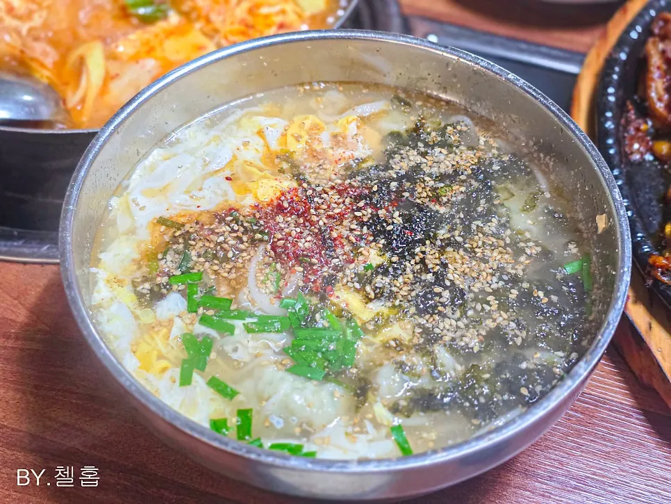 A bowl of kalguksu with dumplings