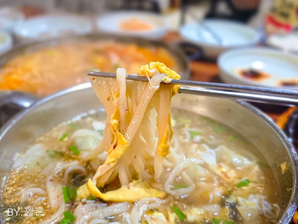 Close-up of the chewy kalguksu noodles