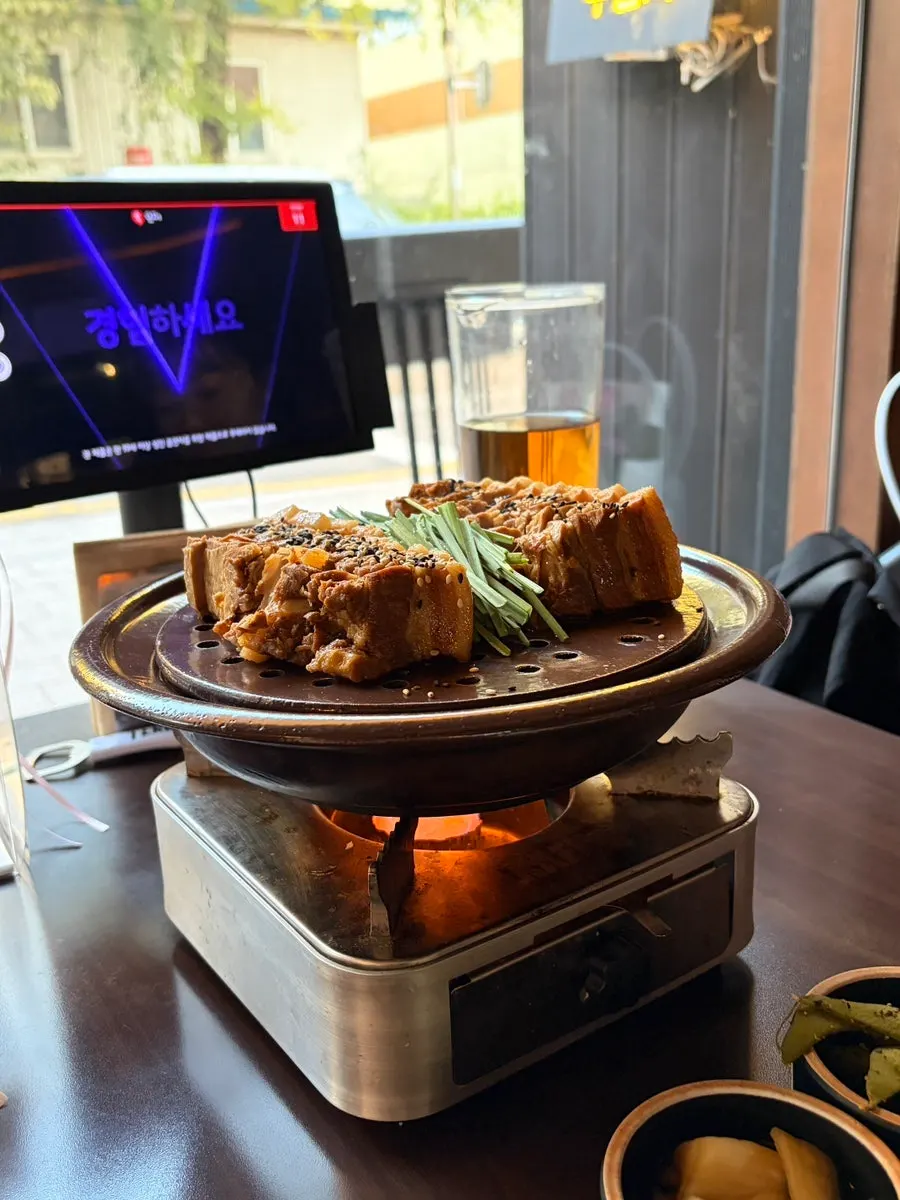 양초 불 위에 올려진 무근지 수육 한 상