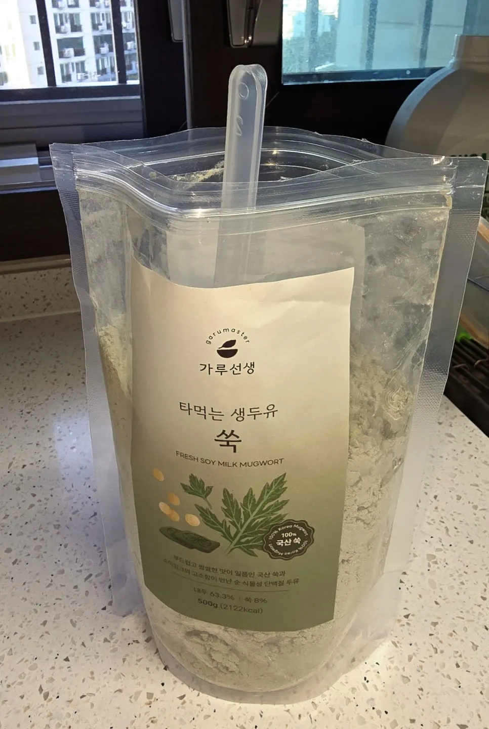 2스푼을 덜어 담은 쑥두유 가루