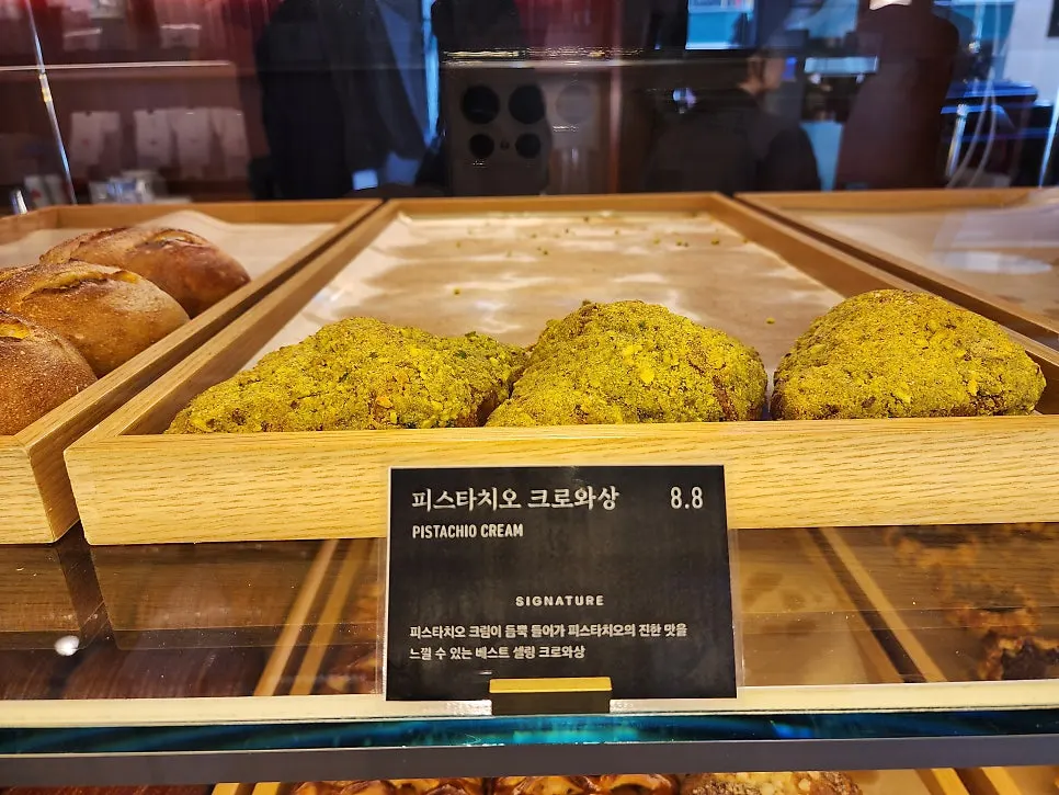 카페 디저트 진열 공간