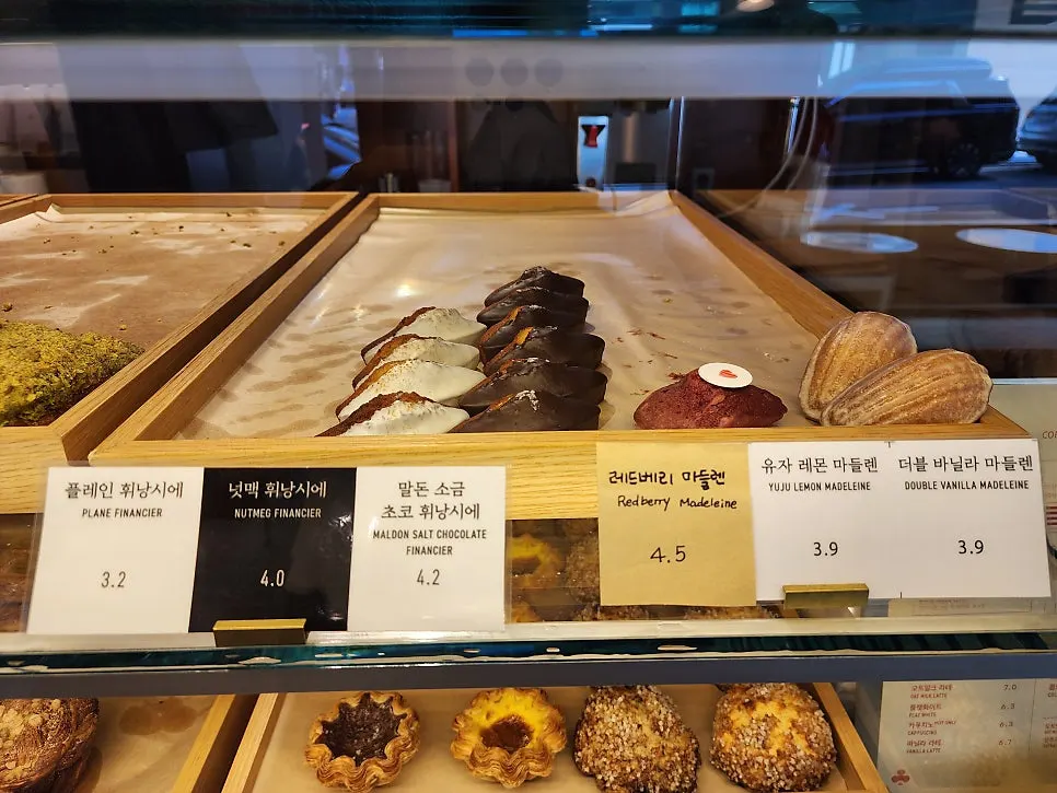 베이커리 디저트 진열대