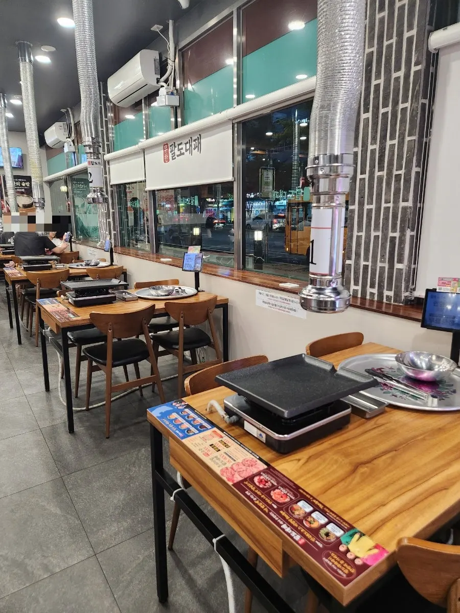 店の入口の待合スペースとヘッケ茶・コーヒーコーナー