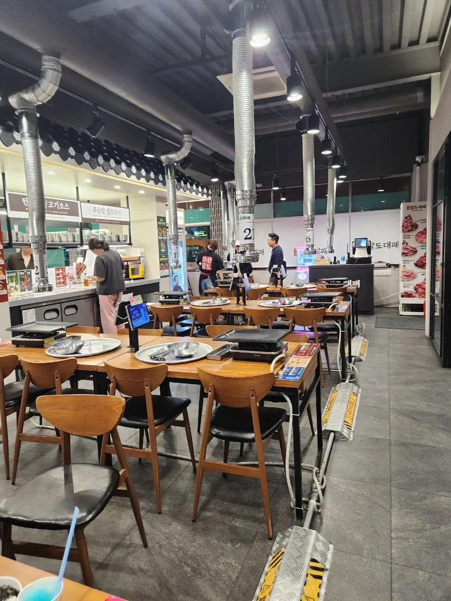 テーブルが広く配置された店内の全景