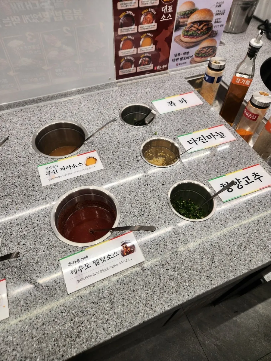 チャーハンの材料が用意されたセルフバー