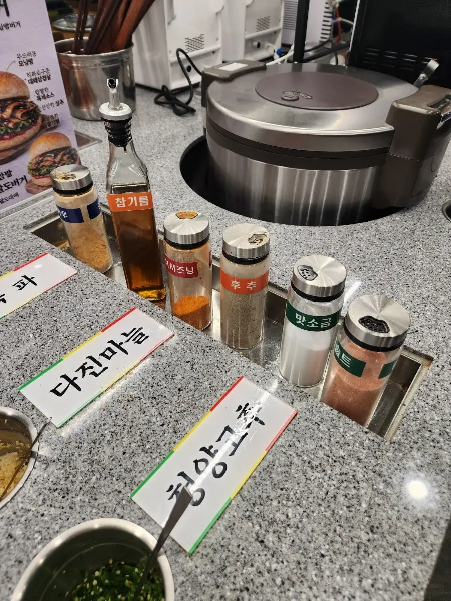 セルフバーに置かれたラーメンとチャーハンの材料