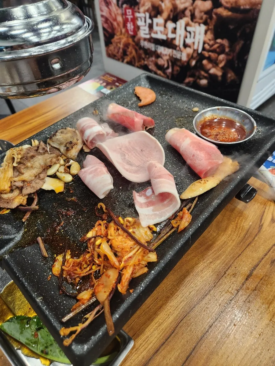 サンチュと一緒に盛った大パサムギョプ一切れ
