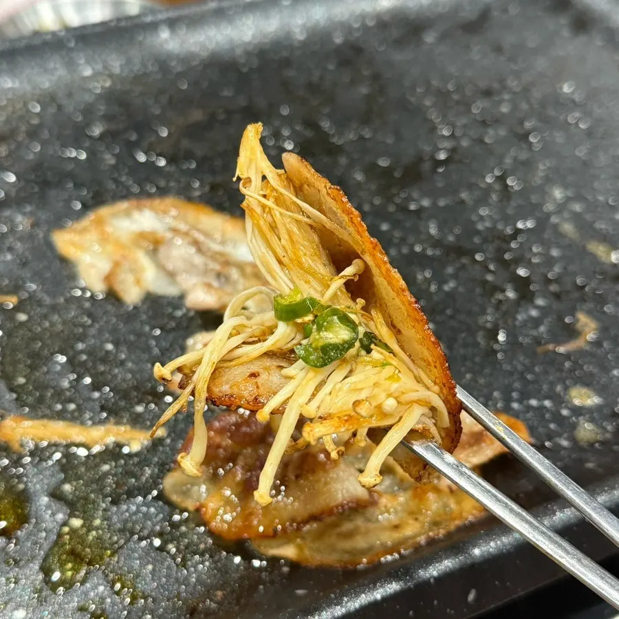 파채와 함께 먹는 대패삼겹살 한 점